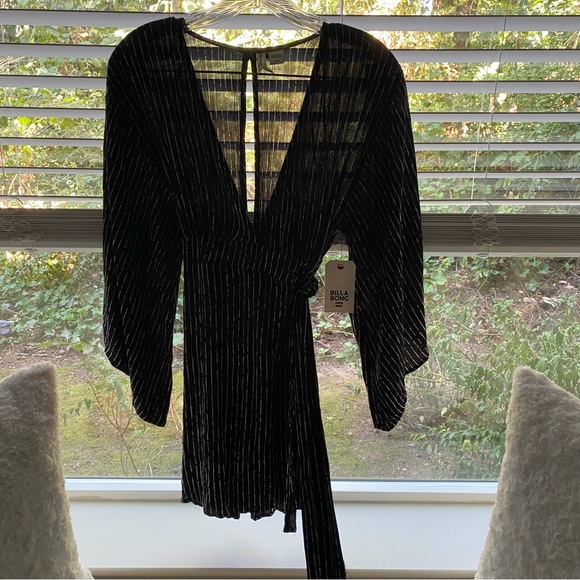 Woman’s Billabong Relax On High Black Stripe Timeless Wrap Dress NWT - Picture 7 of 11